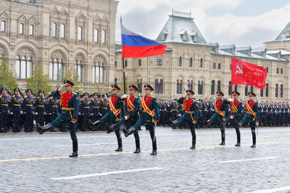 Парад Победы: построение военнослужащих с Государственным Флагом России